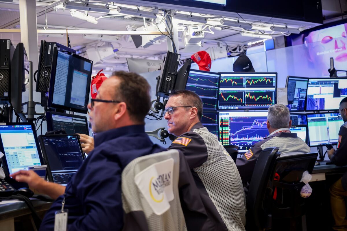 US Stocks Hit Record Highs Amid Tariff Uncertainty