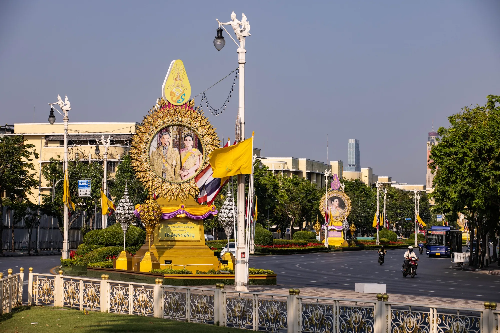 A portrait of Thailand’s King Maha Vajiralongkorn and Queen Suthida in Bangkok.&nbsp;