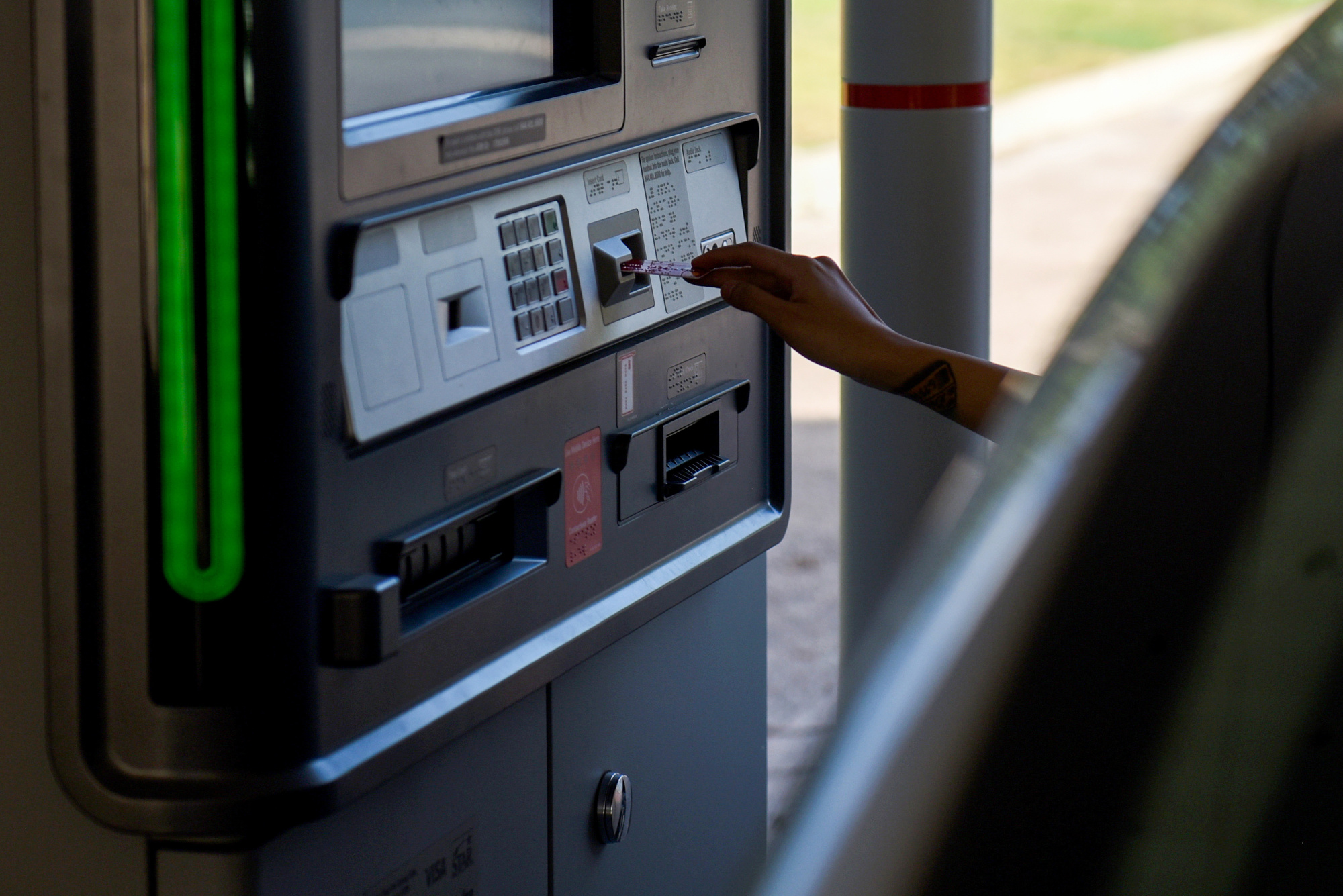 Customer deposits. Банкомат фильм. Drive thru ATM. Drive-thru Tellers. ATM Drive thru Bank of America.