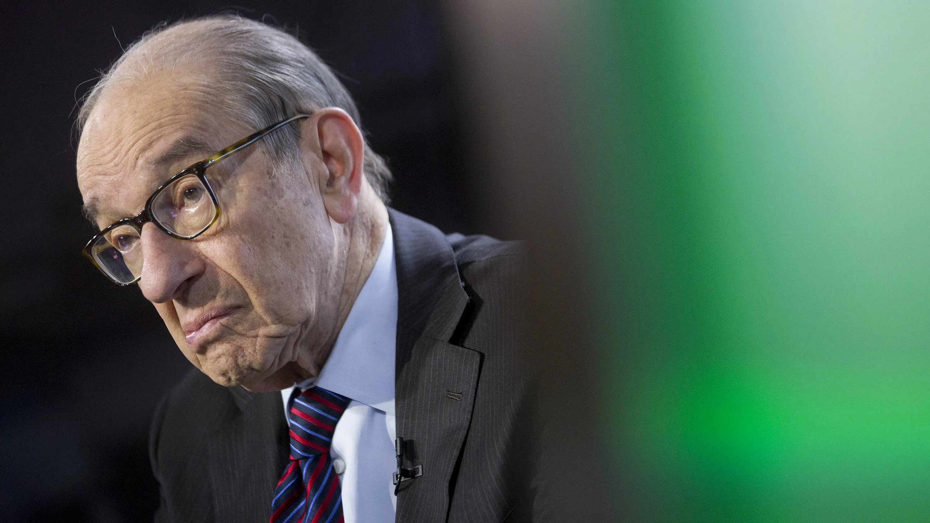 Former Federal Reserve Chairman Alan Greenspan said Greece’s crisis can’t be resolved as long as it remains in the single currency.
