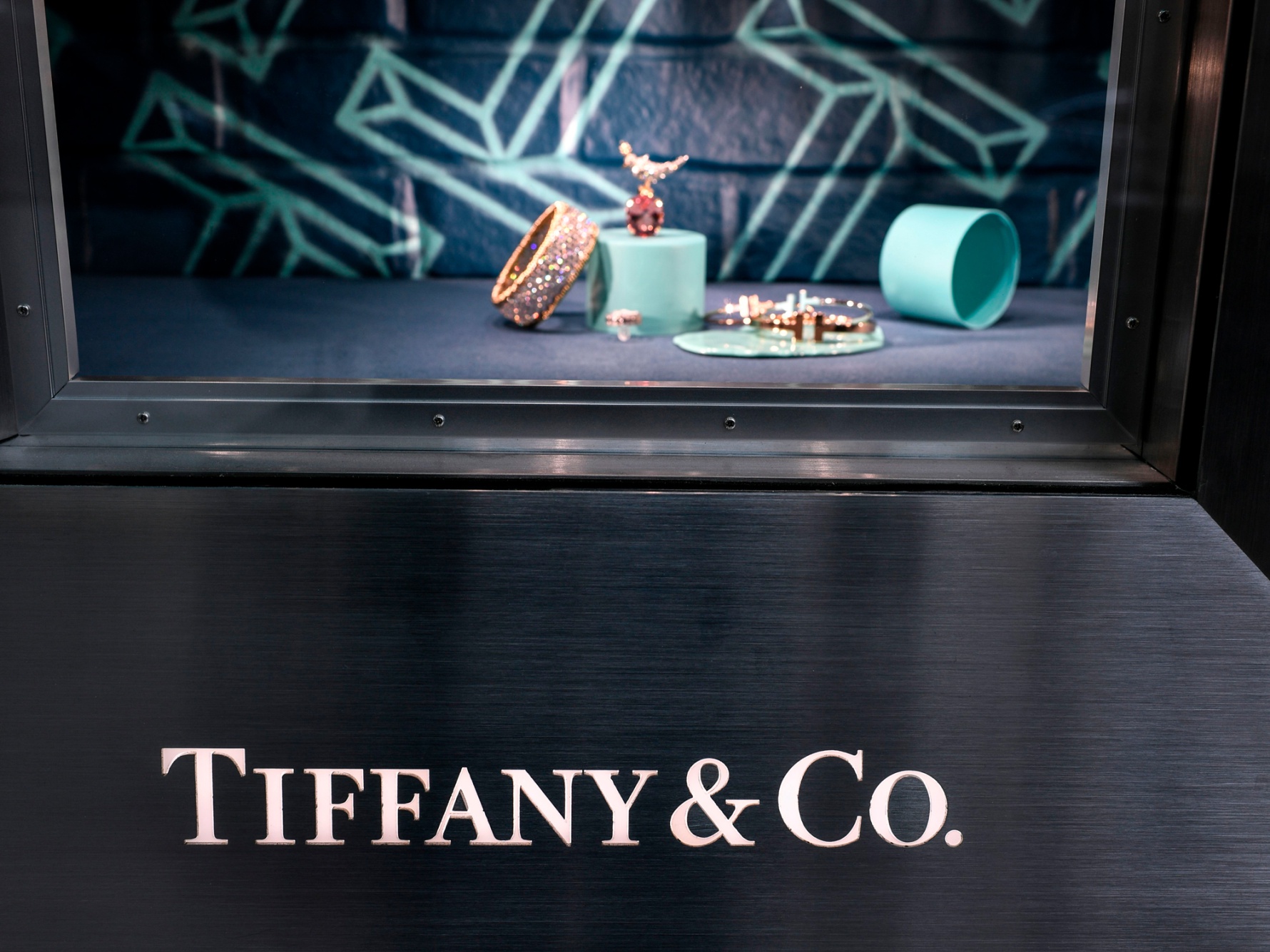 LVMH's purchase of Tiffany puts pressure on jewelry rival
