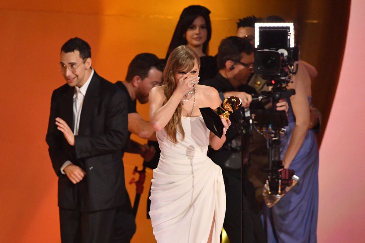 Taylor Swift Caps Dominant Year With Record-Breaking Grammy Win - Bloomberg