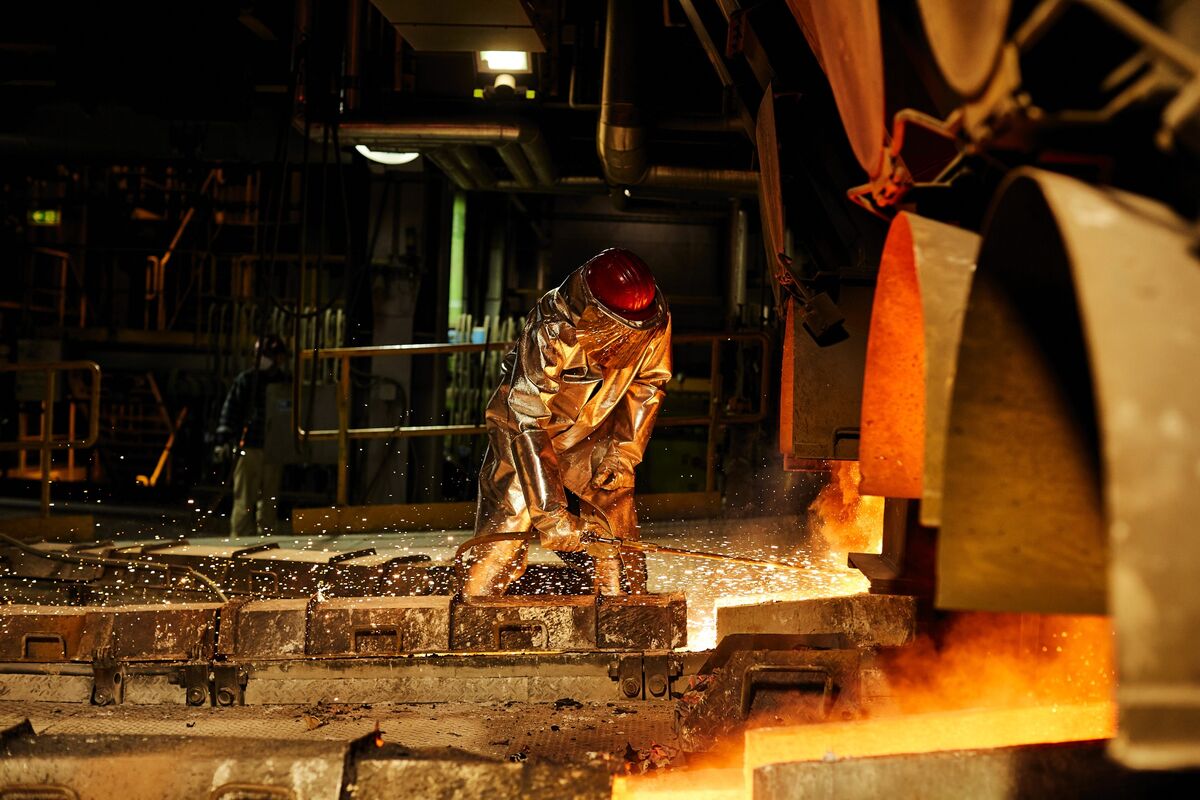 Polish Industrial Output and Wage Data Boost Case for Rate Cuts