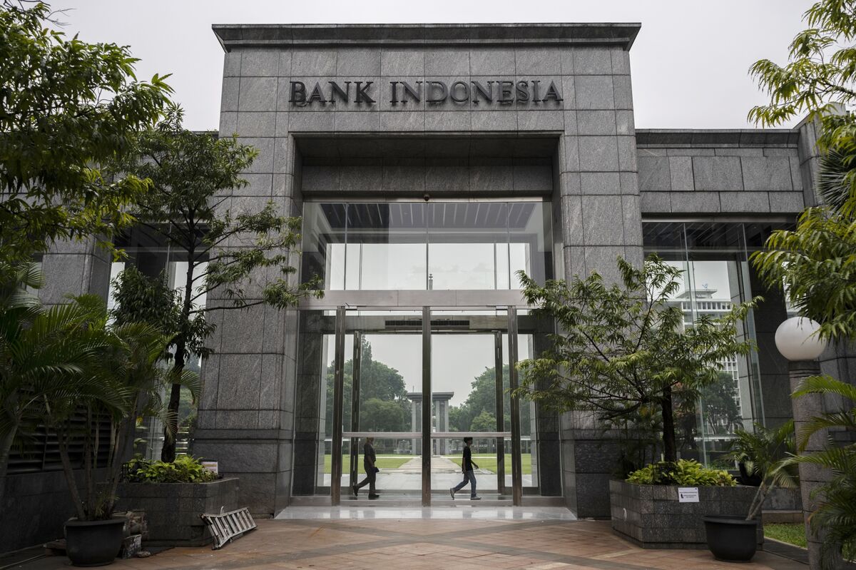 Indonesia Set to Stand Pat on Key Rate With Wary Eye on Prices
