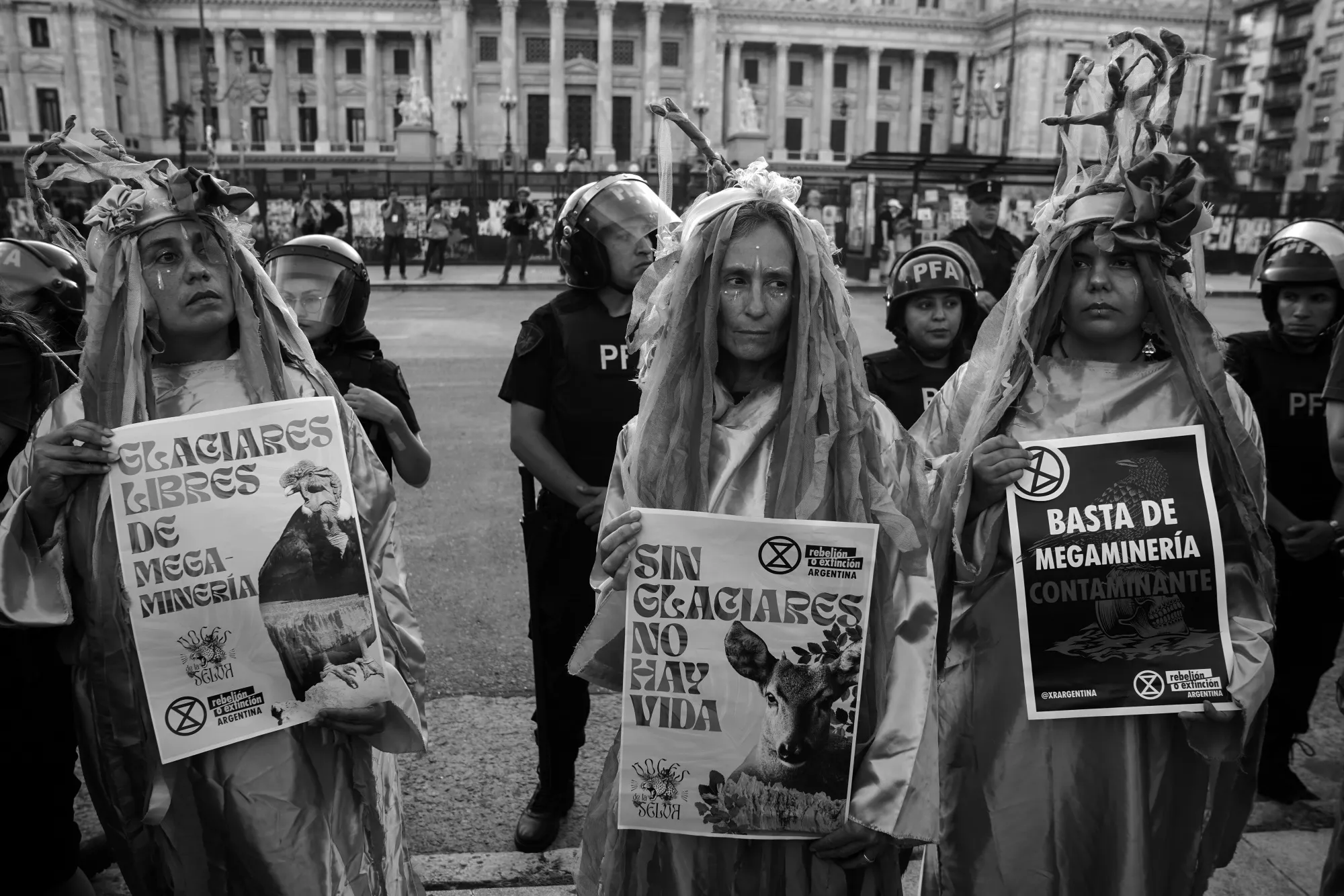 Um protesto contra a emenda da lei sobre geleiras ocorreu em frente ao Congresso Nacional, em Buenos Aires, no dia 26 de fevereiro.