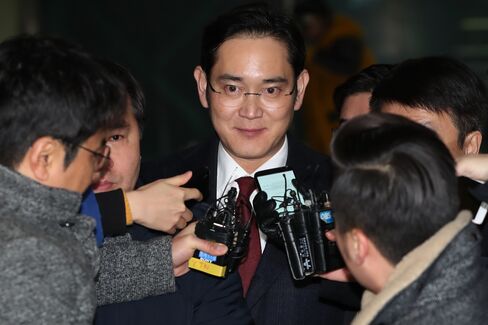 Samsung Vice Chairman Jay Y. Lee's Departure from Special Prosecutor's Office Following Questioning in Bribery Probe