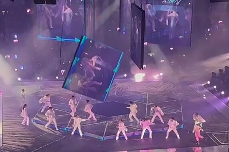 在香港 Mirror 音樂會上，屏幕掉落到舞台上的視頻截圖。