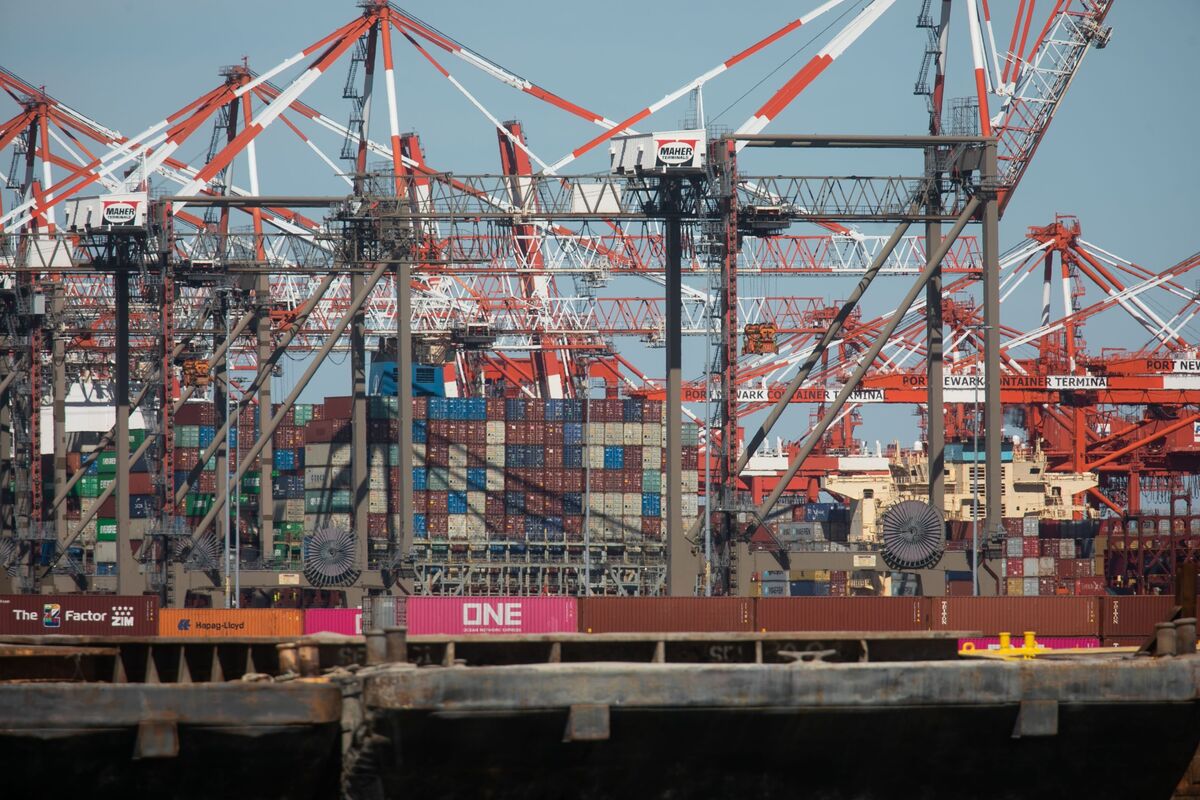 US Eastern Ports Prepare to Close With Labor Talks Stalled - Bloomberg