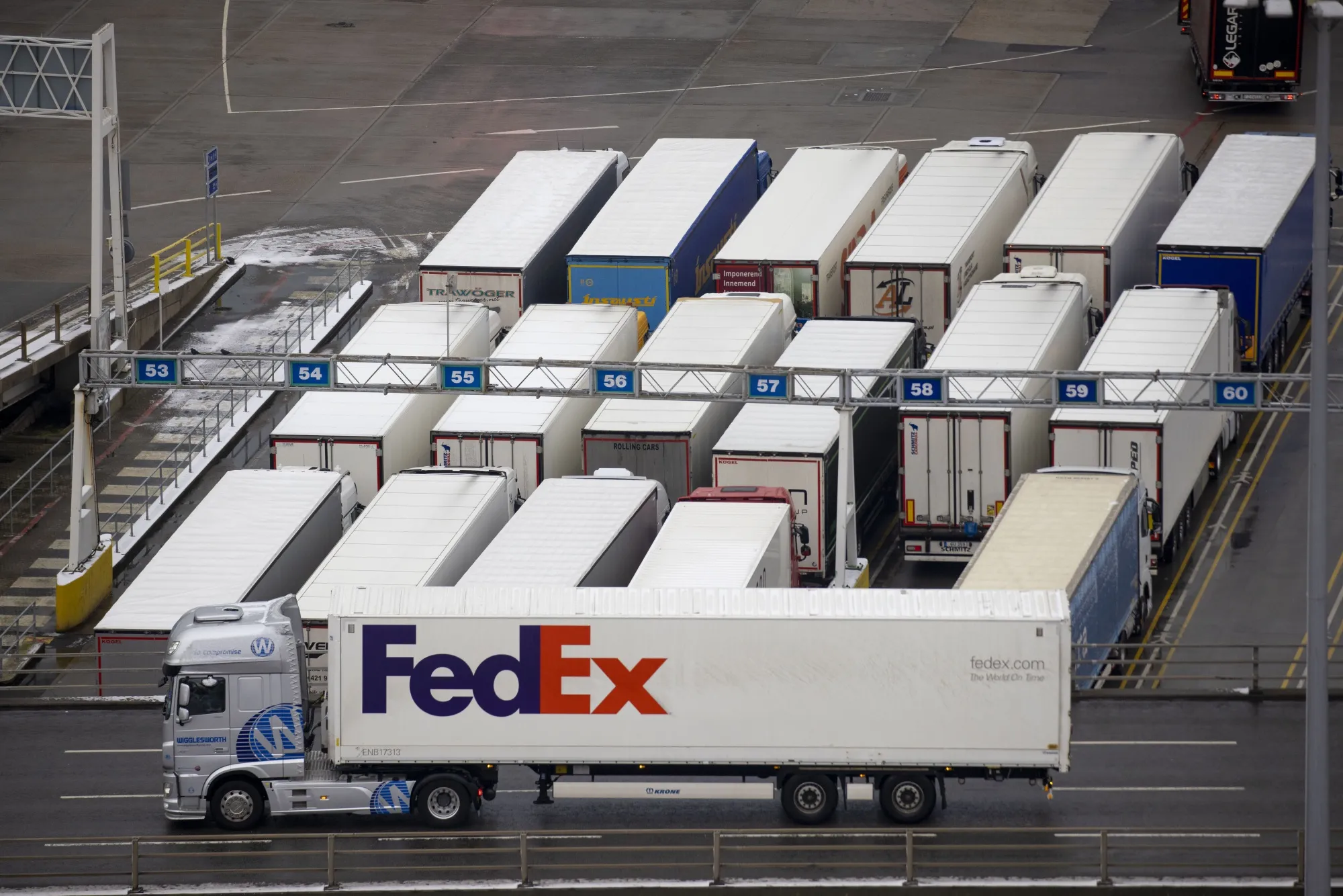FedEx (FDX) to Spin Off $30 Billion Freight Unit in Streamlining