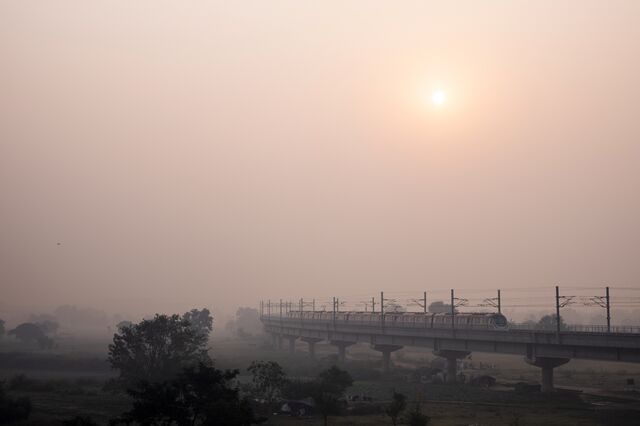 New Delhi, Nov. 9. After a brief respite during the pandemic, smog returned to envelop India’s capital and numerous other cities.