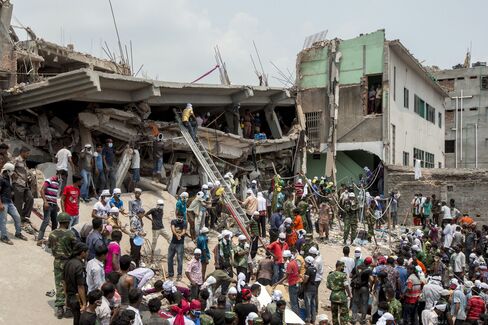 Bangladesh Arrests Executives as 324 Killed in Building Collapse