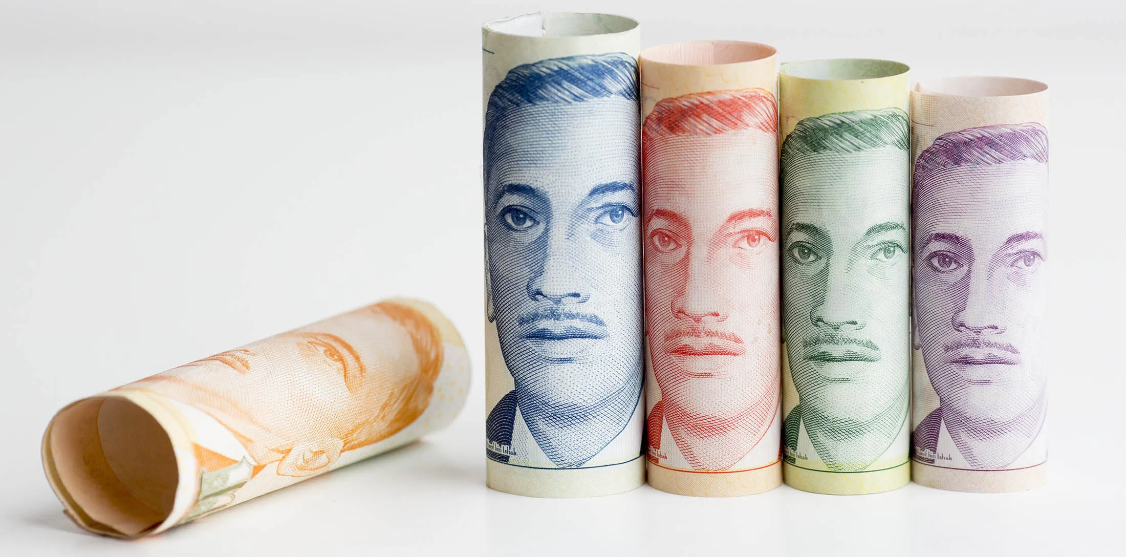 Singapore Dollar Beats Loonie for First Time Since 1995: Chart - Bloomberg