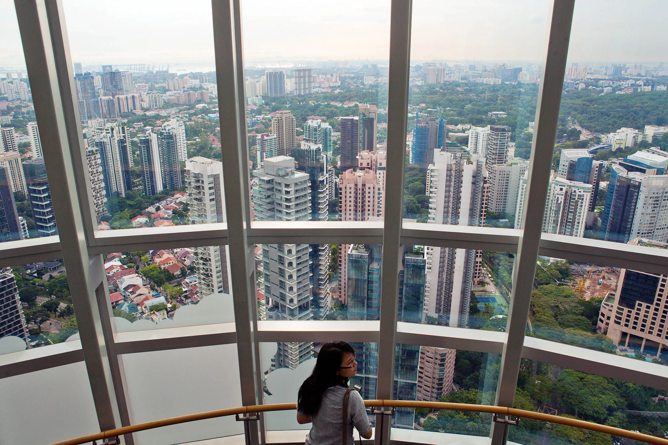 Singapore home prices dropped for a ninth quarter, posting the longest losing streak in 17 years, as tighter mortgage curbs cooled demand.
