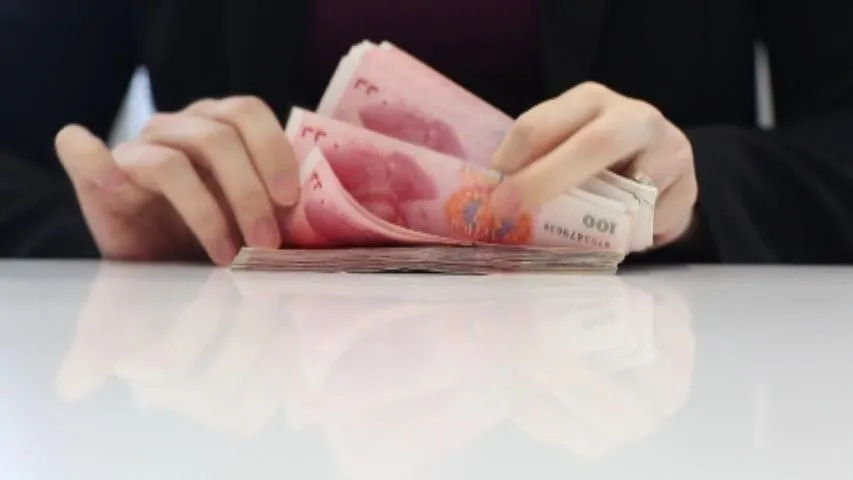 Chinese 100-yuan banknotes
