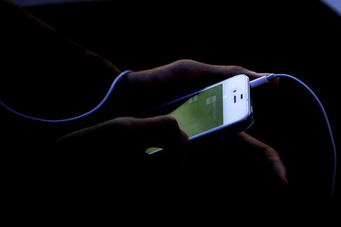 Apple App Advantage Eroded as Google Narrows IPhone Lead