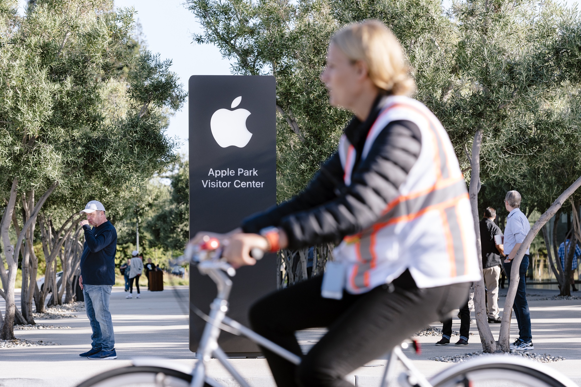 Like many tech giants, Apple invested heavily in building&nbsp;a Silicon Valley headquarters&nbsp;to keep its employees close at hand. But there may be benefits to spreading then out.&nbsp;