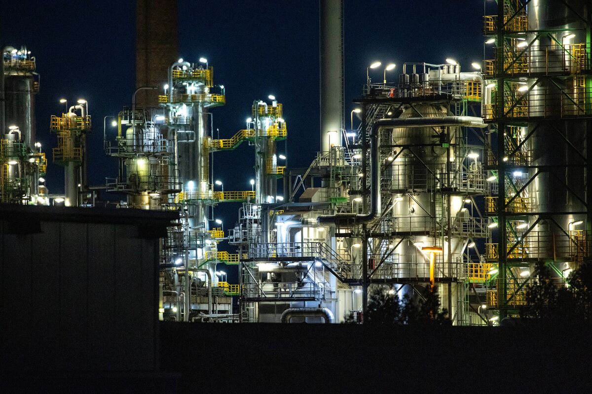 Oil Jumps as Trump Steps Up Pressure on Russia With Sanctions