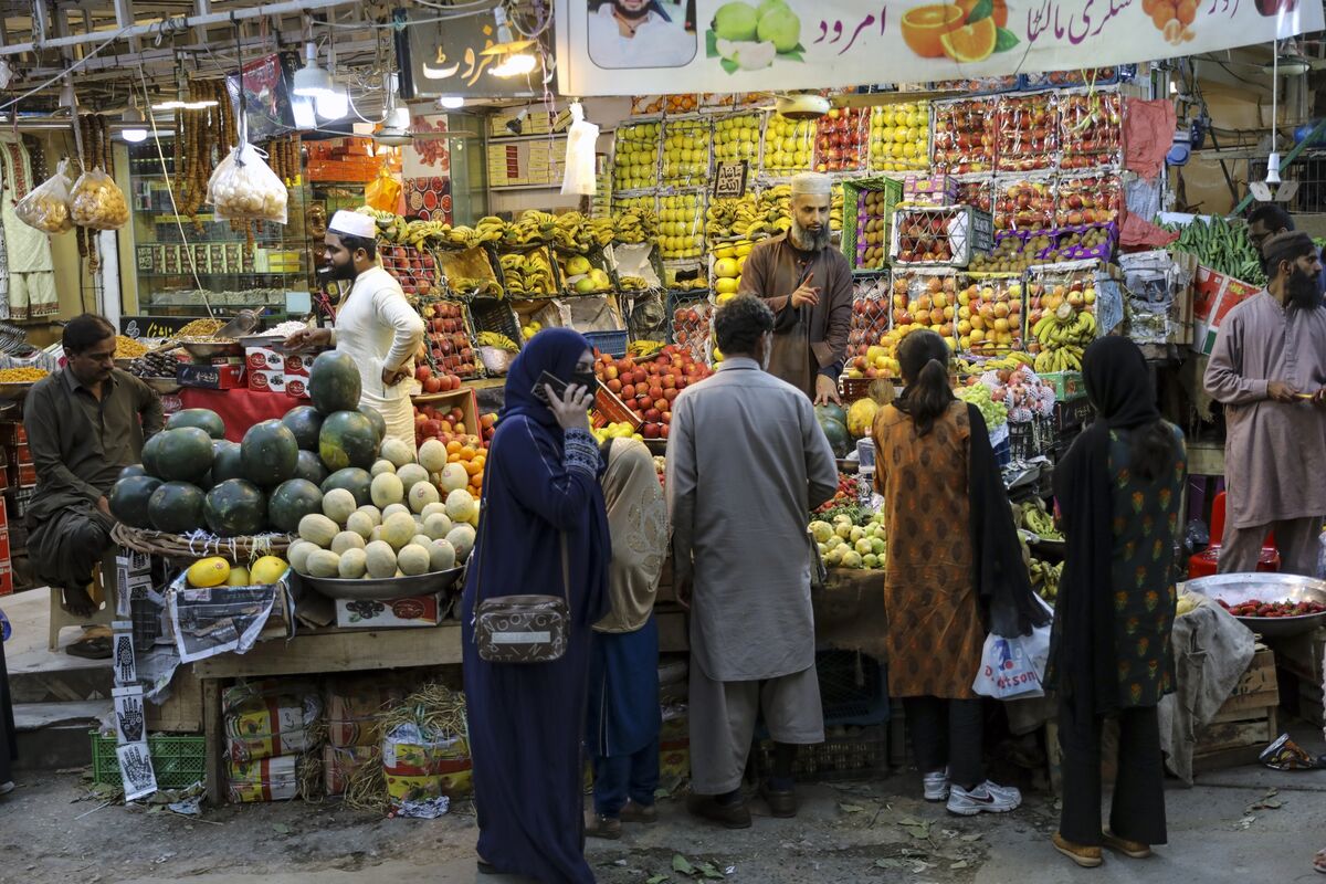 Pakistan Inflation Cools, Keeping Central Bank on Guard