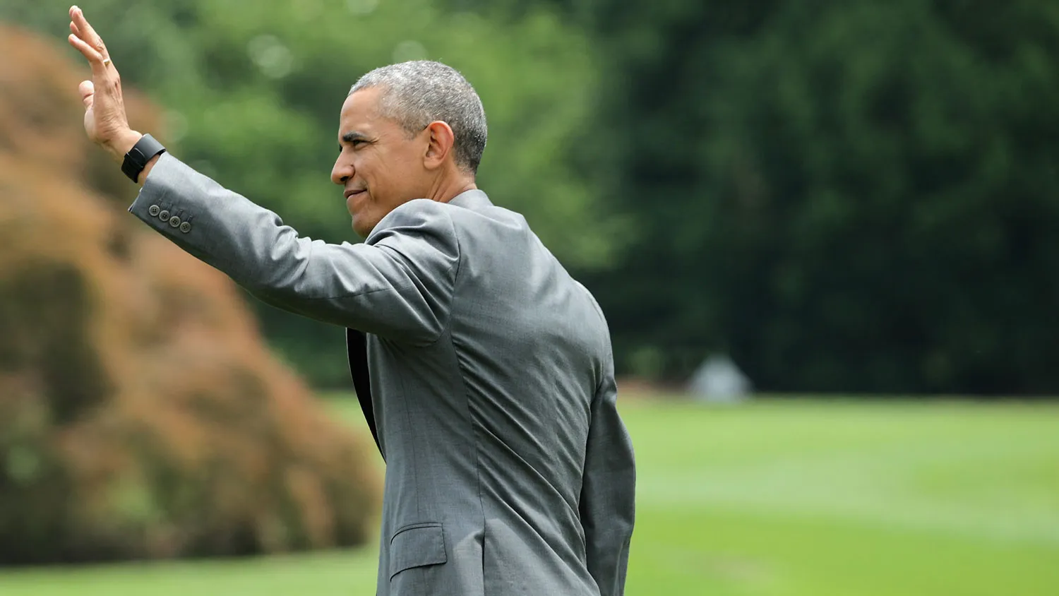 President Barack Obama walks across the South Lawn before boarding Marine One and departing the White House on June 3, 2016, in Washington.
