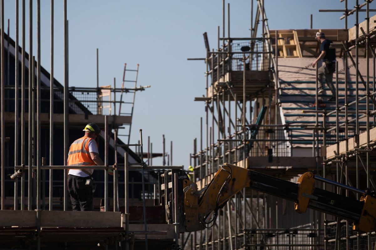 U.K. Construction Workers Among Most Vulnerable to Virus - Bloomberg