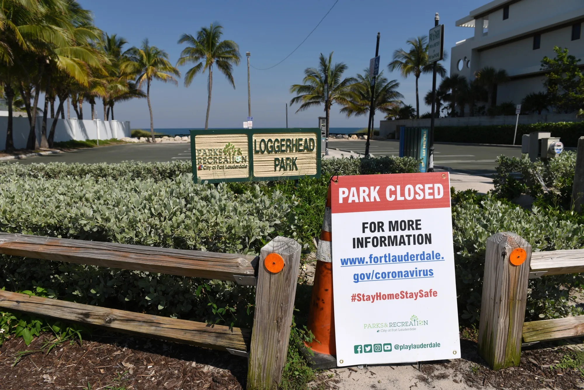 A closure sign stands at Loggerhead Park&nbsp;in Fort Lauderdale, Florida on April 1.