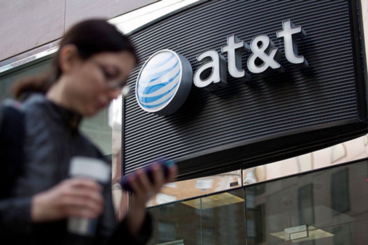 AT&T Weathers Record Loss of Wireless Users With Forecast Intact ...