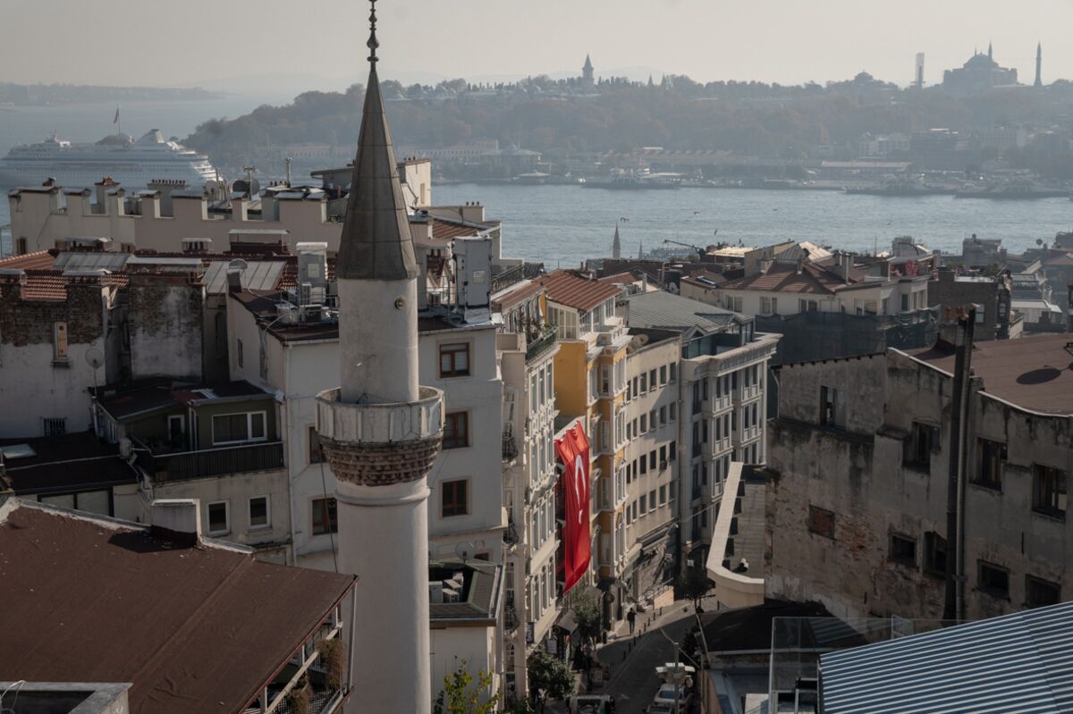 Turkey Extends Rates Pause Despite Grim Inflation Outlook