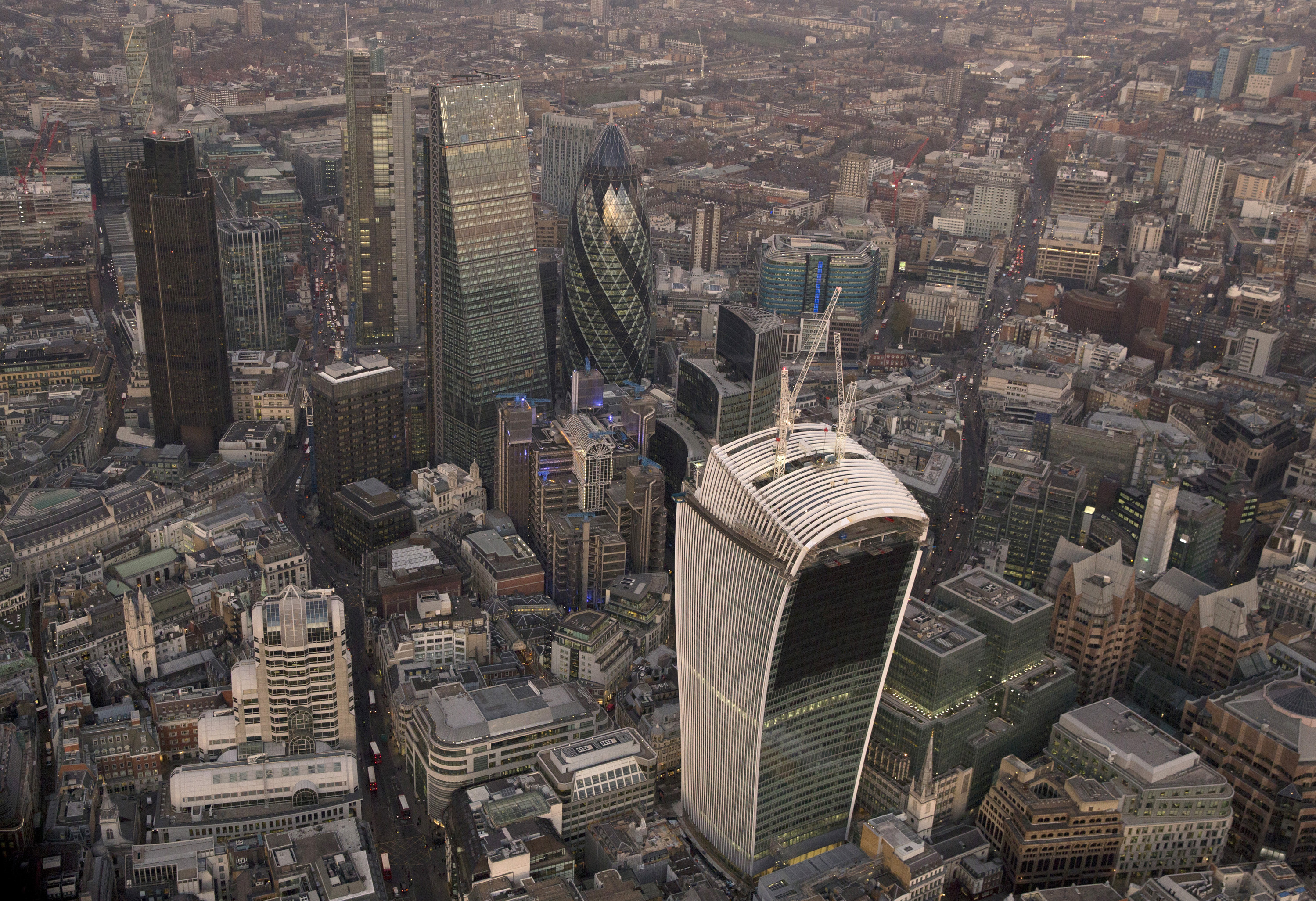 ロンドン金融街の 車溶かす 高層ビル オーナーが日よけ設置へ Bloomberg