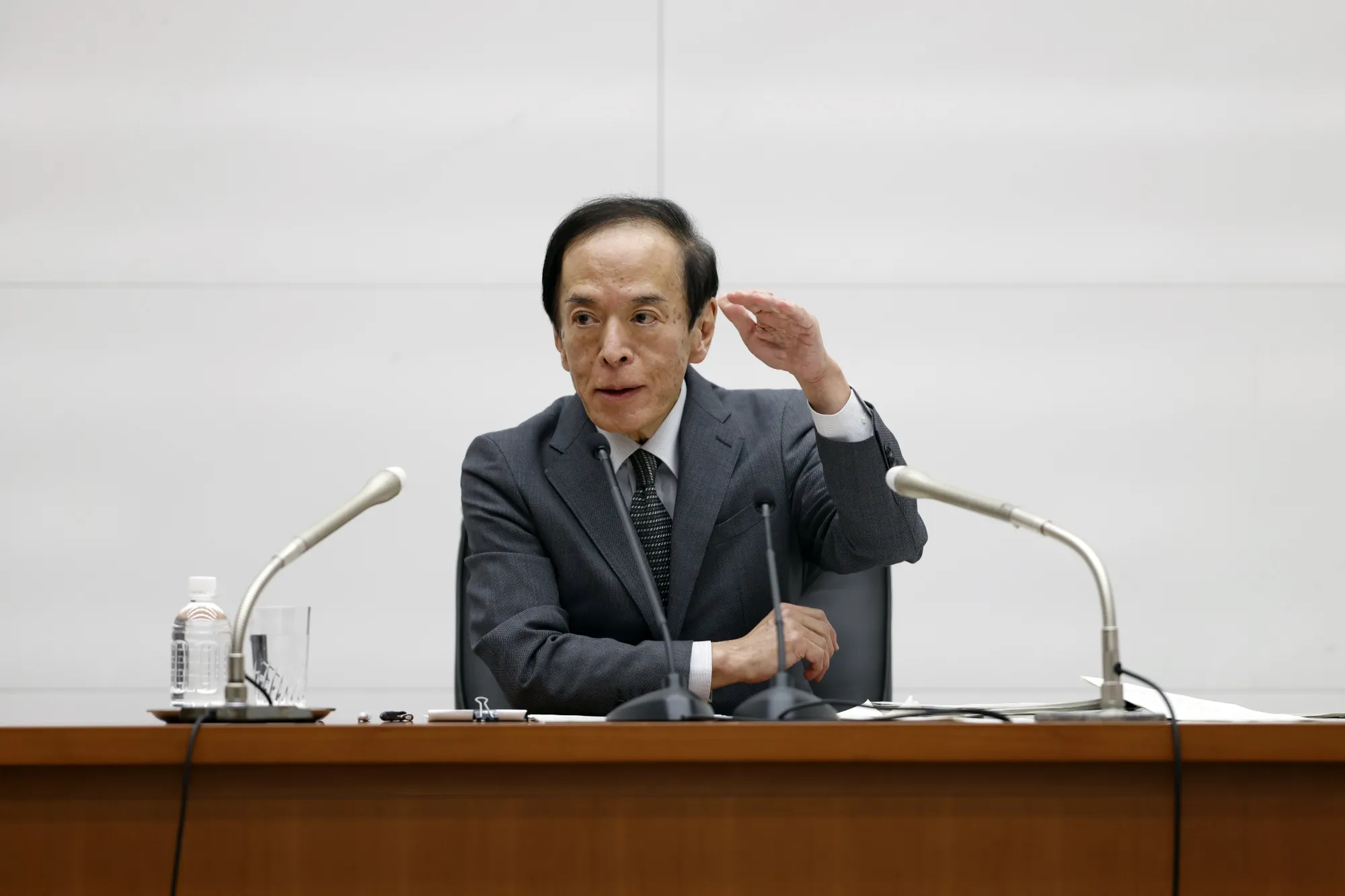 植田日銀総裁、利上げでジレンマに直面－高市総裁誕生でかじ取り困難 - Bloomberg