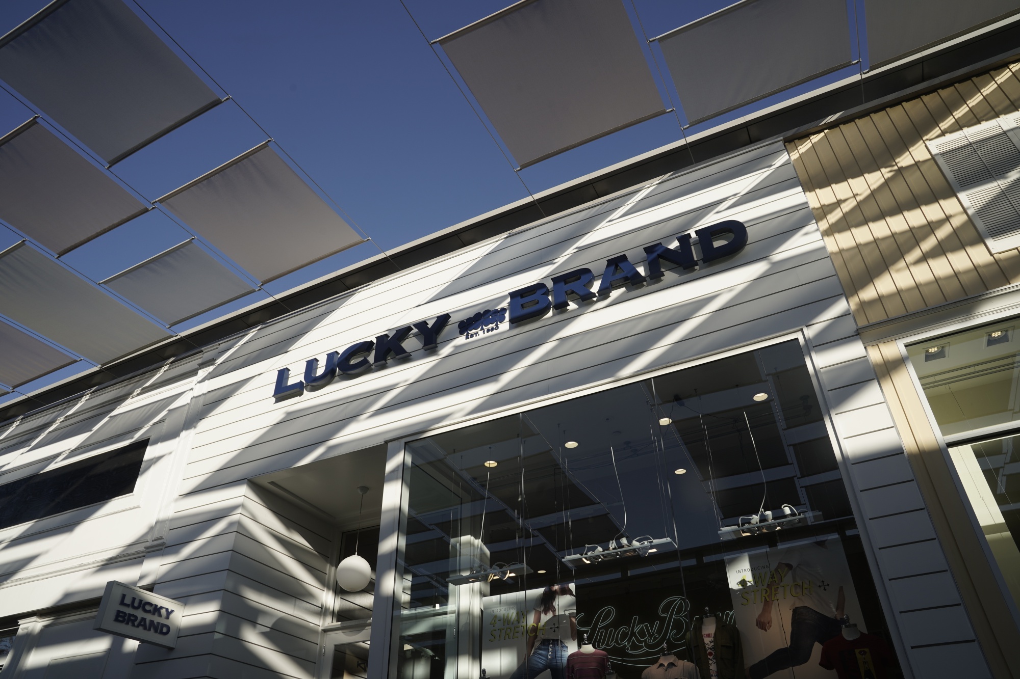 Lucky Brand Files for Bankruptcy After Pandemic Forces Closures - Bloomberg