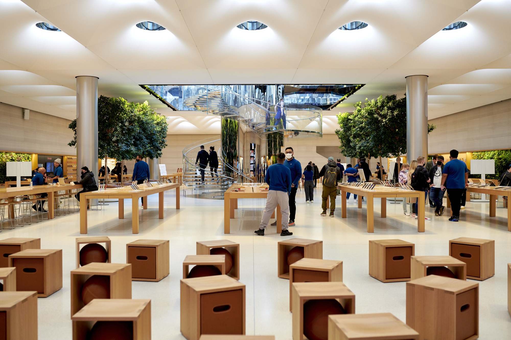 Apple (AAPL) Ups Benefits for Retail Workers in Tightening Labor Market -  Bloomberg