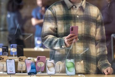 Apple and Google Hit by UK Probe Into Mobile Dominance
