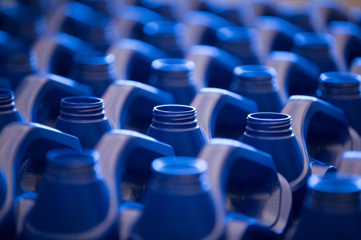 Oil Crash Means Single-Use Plastic Is Back as Recycling Struggles - Bloomberg