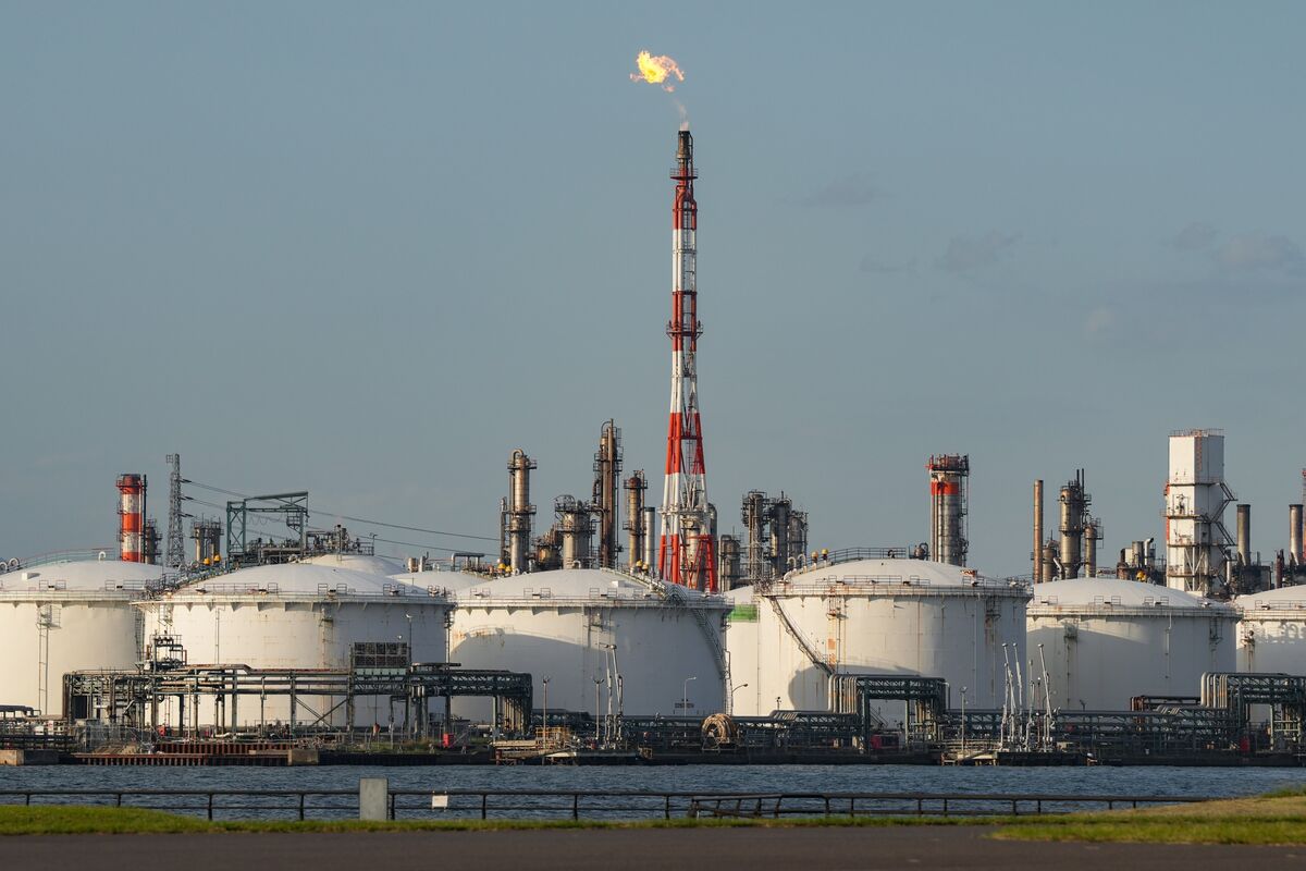 Oil Set for Weekly Drop as Wider Bearishness Offsets War Jitters