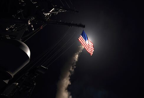 米艦船からのトマホーク発射(7日)