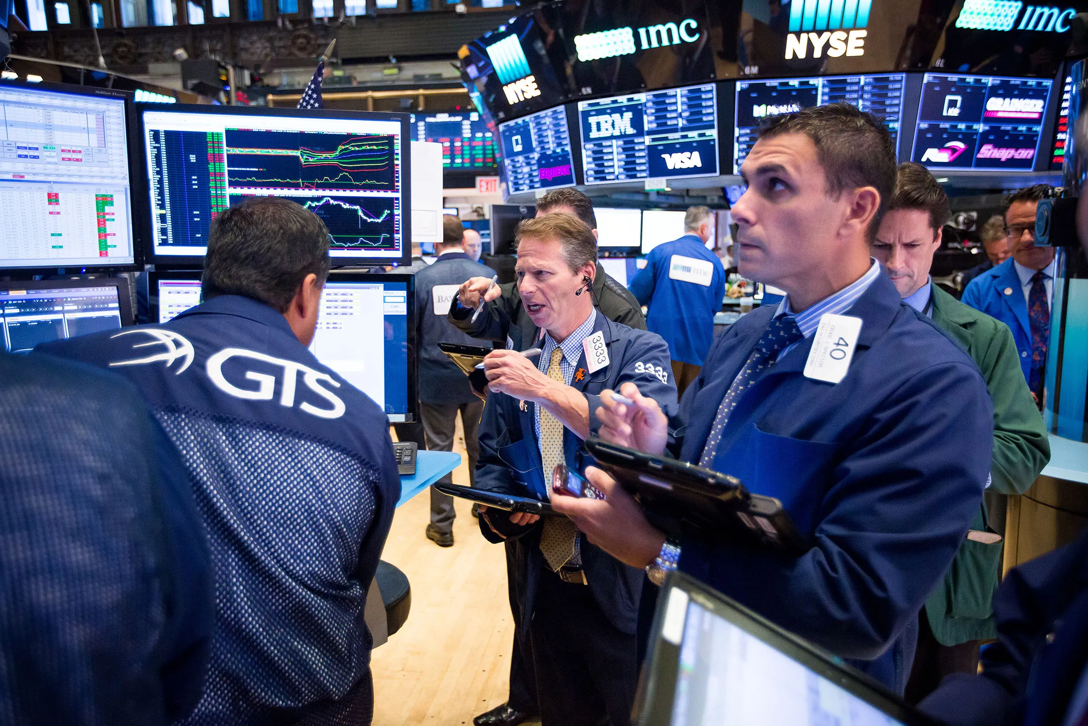 Traders work on the floor of the New York Stock Exchange (NYSE) in New York, U.S., on Friday, Sept. 15, 2017. Rediscovering their love for U.S. stock funds, investors added the most money since June during the past week, as the Trump administration plotted strategy for pushing a tax overhaul and the S&amp;P 500 rose to a record.
