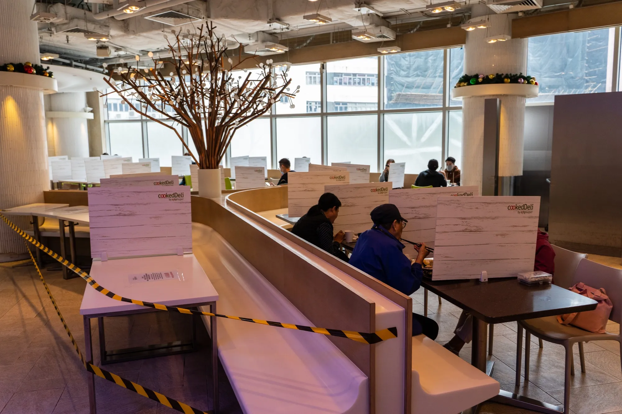 Hong Kong Returns to Tightest Virus Restrictions as Cases Spike