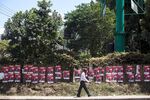 A wall of election posters for Uhuru Kenyatta, Kenya's deputy premier, on a street ahead of the presidential election in Nairobi on March 1, 2013