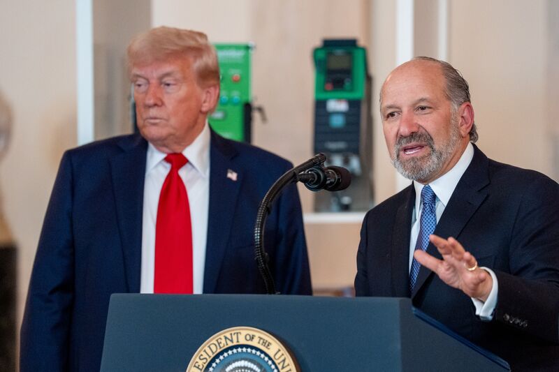 トランプ大統領(左)とラトニック商務長官