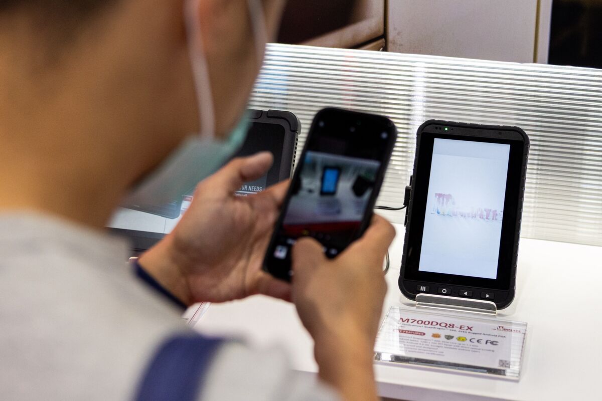 Letter: Qualcomm tells customers it plans to raise prices by double digit percentage points, after exhausting its ability to absorb higher costs from suppliers (Ian King/Bloomberg)