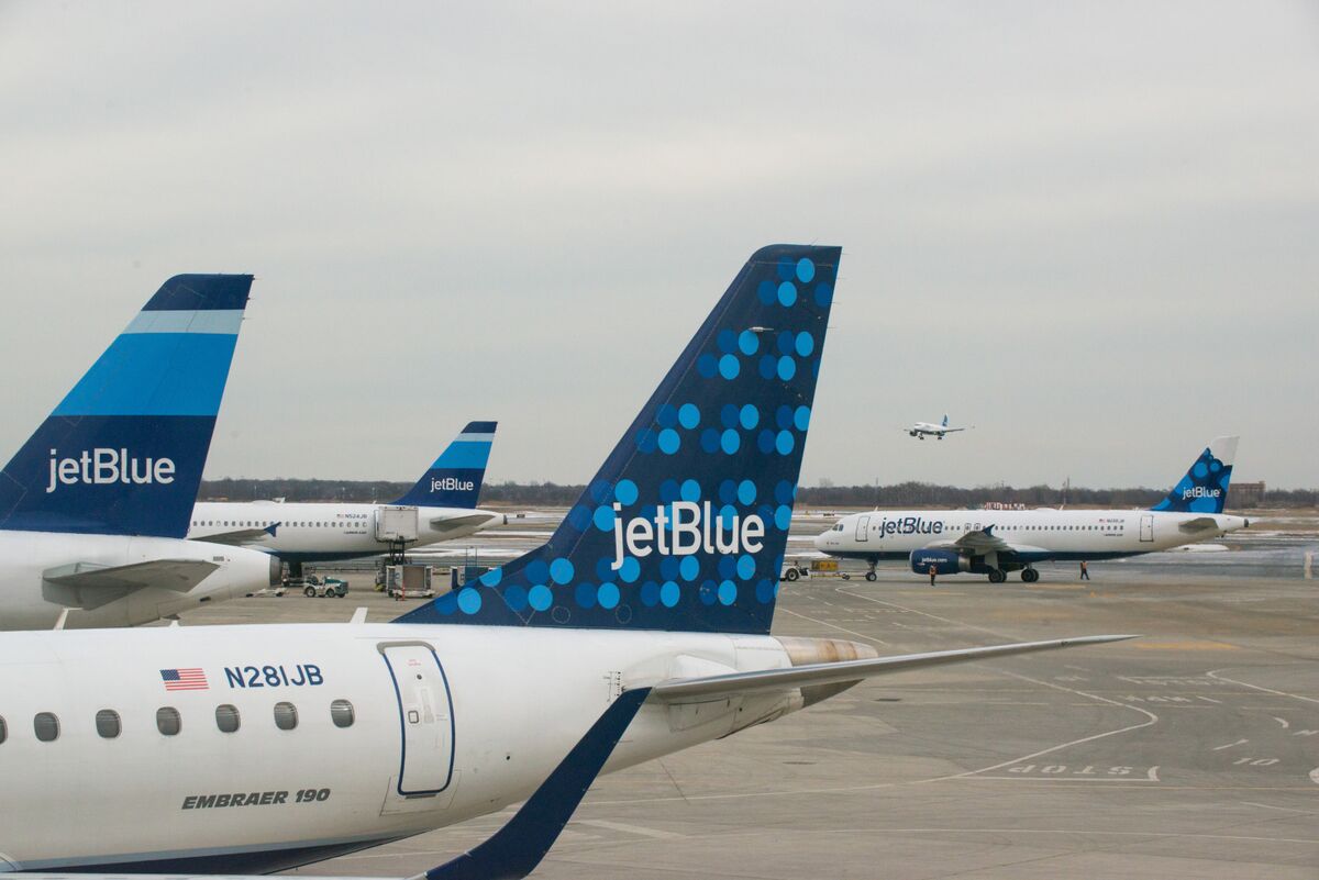 JetBlue Cuts Capacity Outlook, Adding to Turnaround Pressure