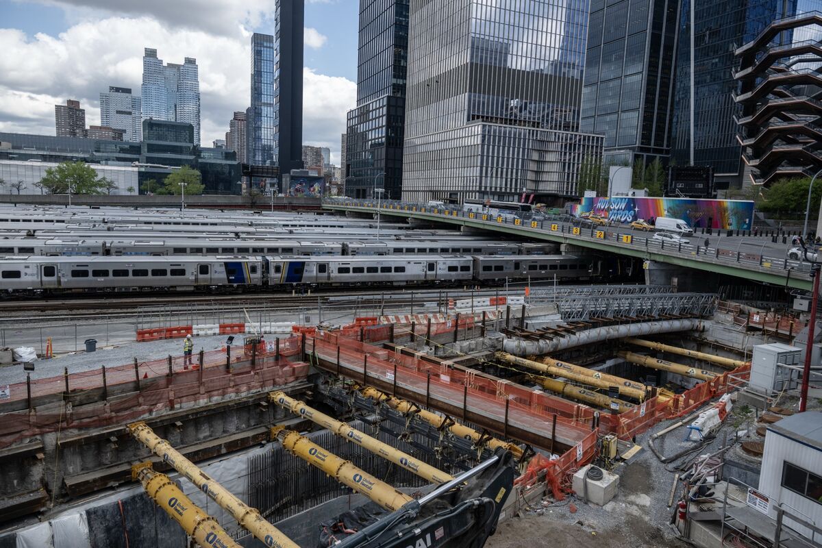 Trump’s Feud With New York Masks Amtrak’s Spending Spree