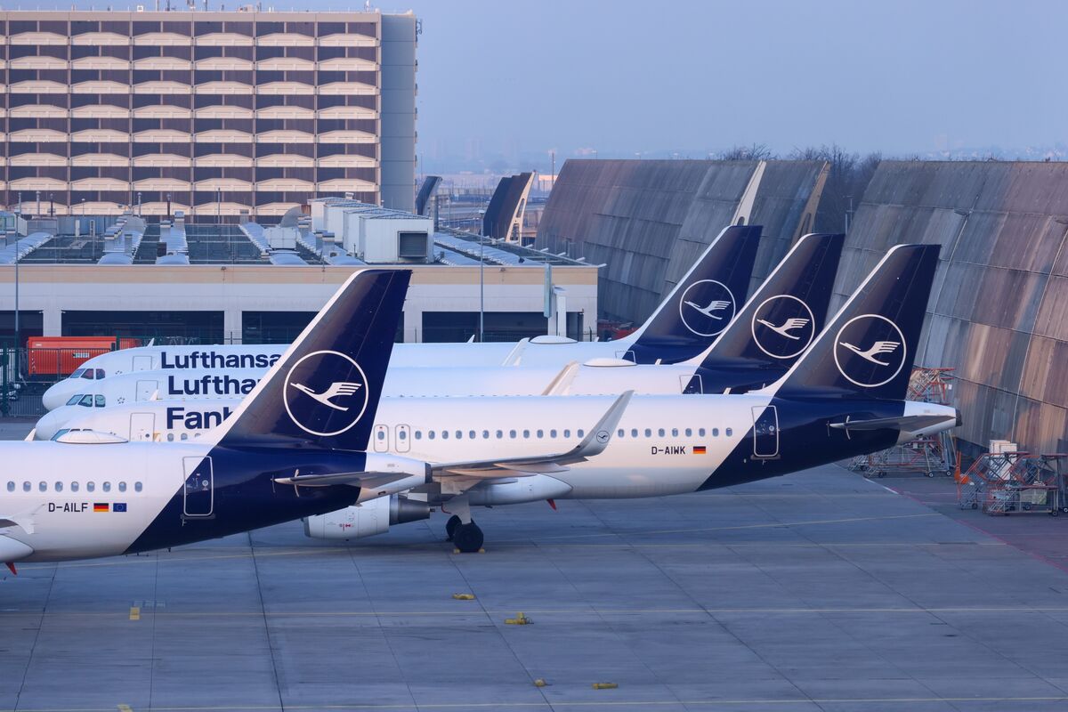 Lufthansa Plans About 4,000 Admin Job Cuts by 2030