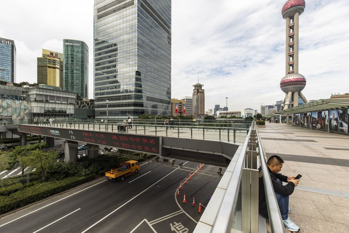 Chinese Stocks Drop as Recovery Bets Get Sapped by Poor Earnings - Bloomberg