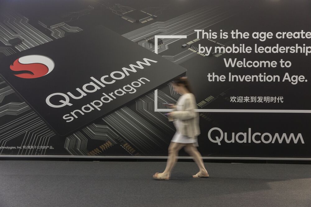 Qualcomm Shares Rise on Strong Forecast, Huawei Agreement - Bloomberg