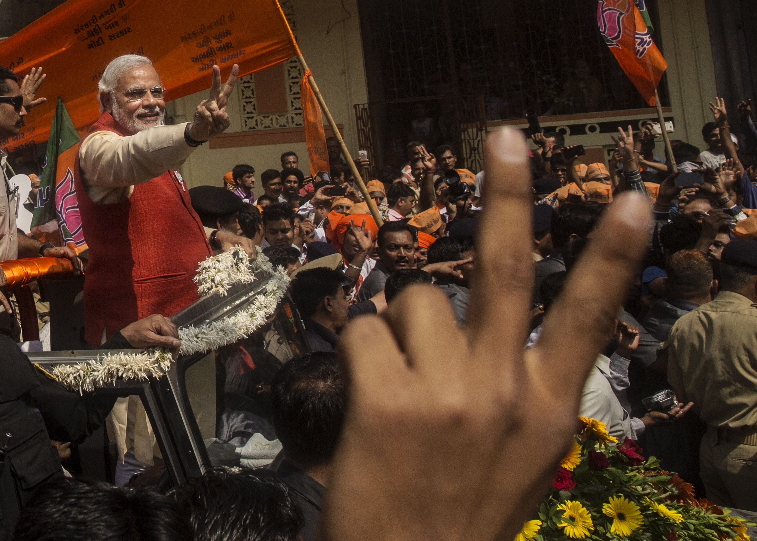Bodyguards for Indian Prime Minister Narendra Modi run alongside his  News Photo - Getty Images