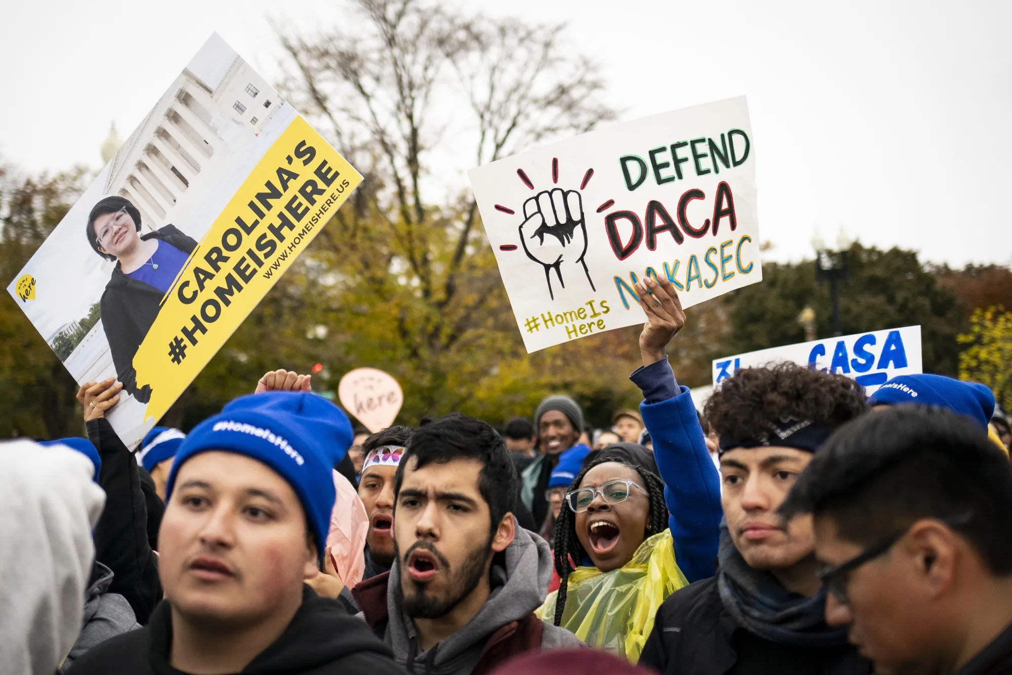 Manifestantes sostienen carteles durante una concentración de apoyo a DACA fuera de la Corte Suprema el 12 de noviembre.