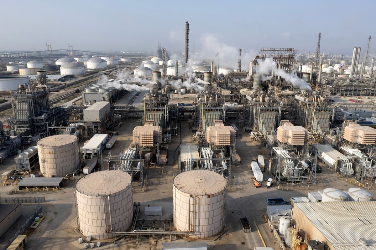 Oil Holds Two-Day Gain With Focus on Ukraine Talks and Glut