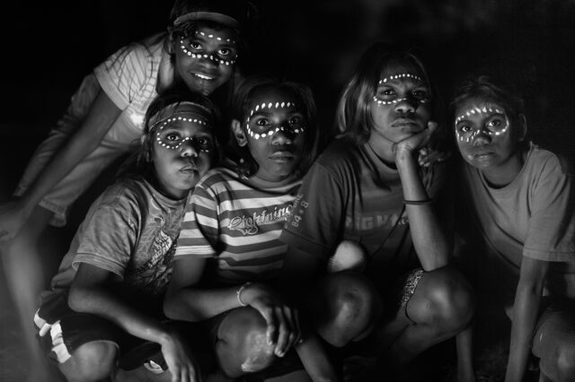 Children in Warmun preparing for a joonba.