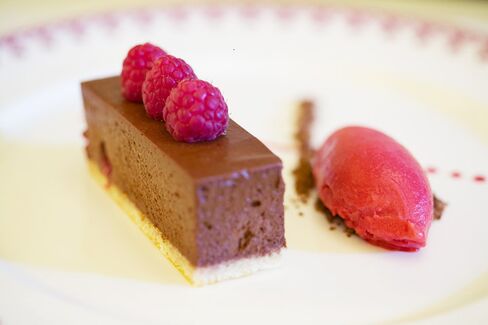 Lunch will be served between midday and 2:30 p.m. from April 14 to May 8, except for weekends and public holidays.